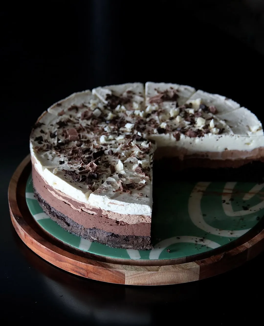 Čokoladni mousse torta na drvenom pladnju